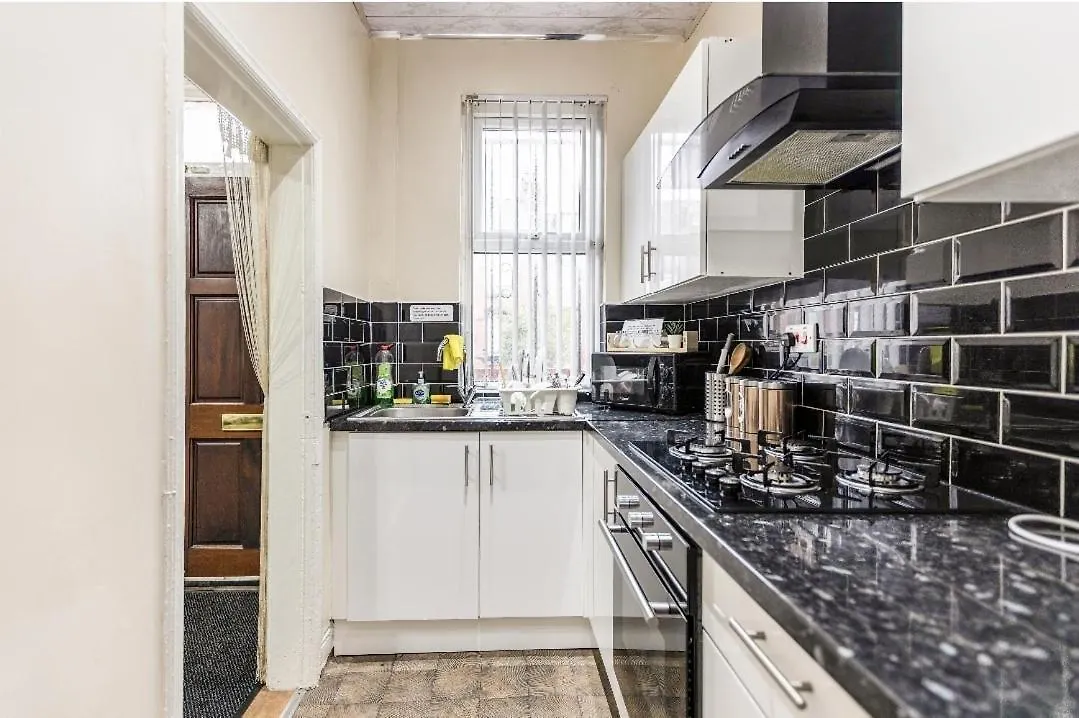 Homely Double Bed, Tv, Wi-Fi And Garden Leeds  0*, Leeds (West Yorkshire)